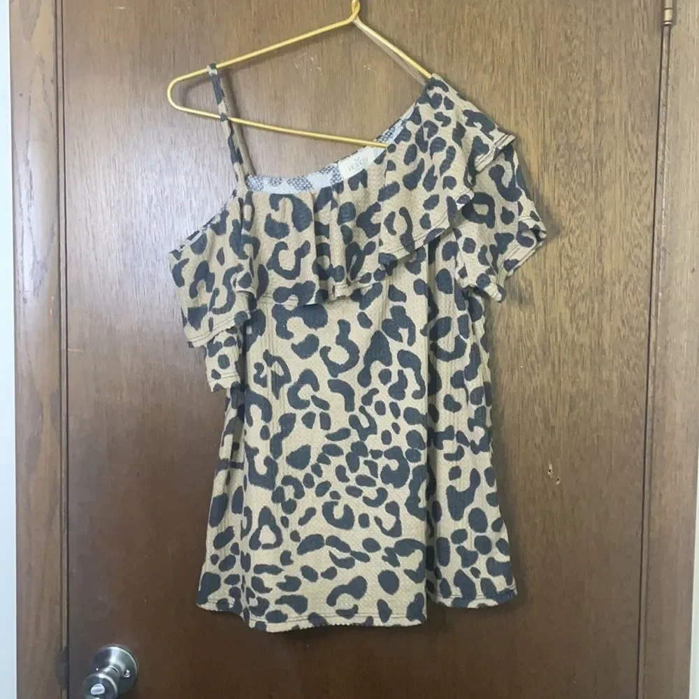 Leopard Ruffle Top - Picture 9 of 10